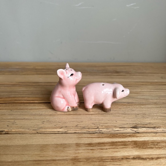 2/$15 Ceramic pink piggy salt and pepper shakers - Picture 4 of 7